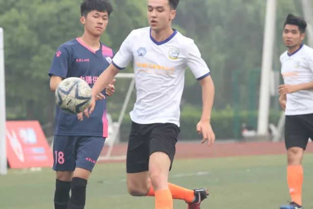 曼城陷入困境，福登因红牌退场失去优势